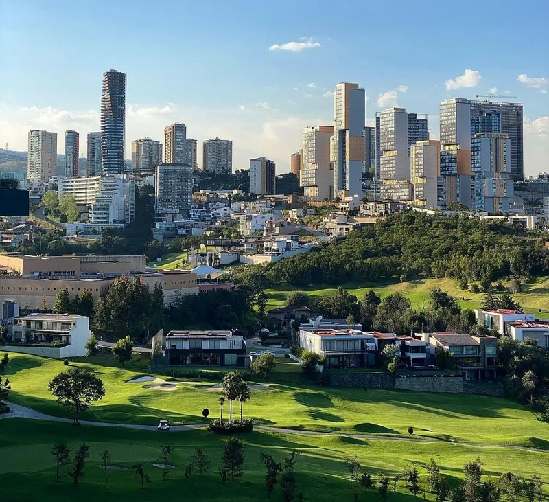 Vista de edificios y áreas verdes de Bosque Real, Huixquilucan