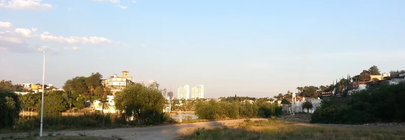 Vista del lago y entorno de Juriquilla